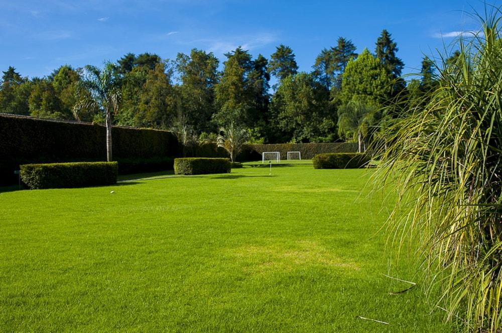 Gamma By Fiesta Americ Xalapa Nubara Dış mekan fotoğraf The football pitch at the school