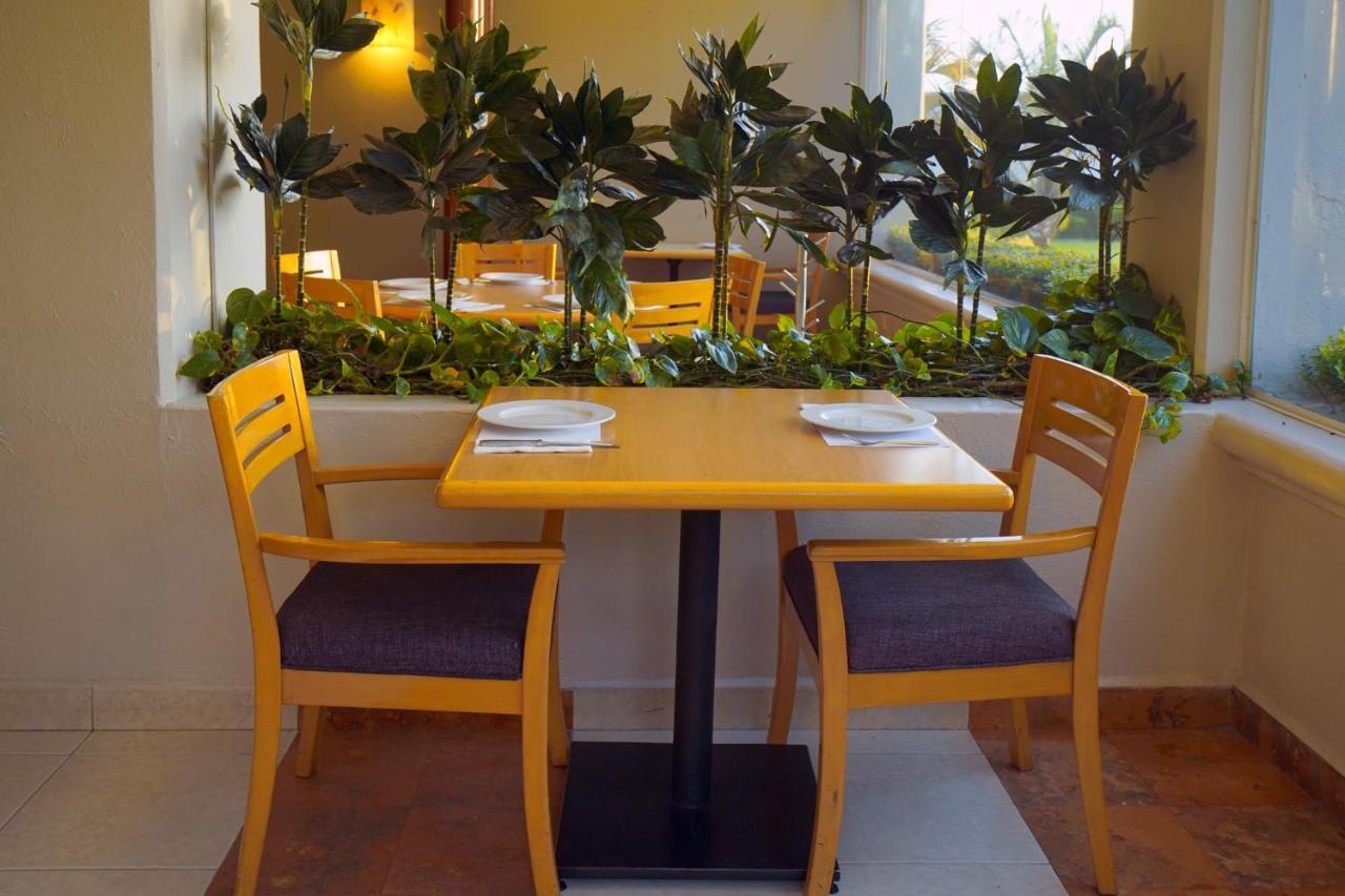 Gamma By Fiesta Americ Xalapa Nubara Dış mekan fotoğraf A table and chairs